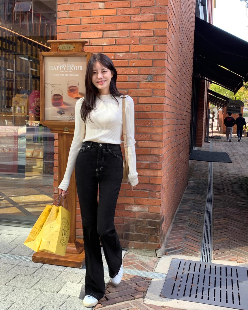 10 cách diện áo trắng và quần đen giúp bạn mặc đẹp mọi lúc mọi nơi-8
