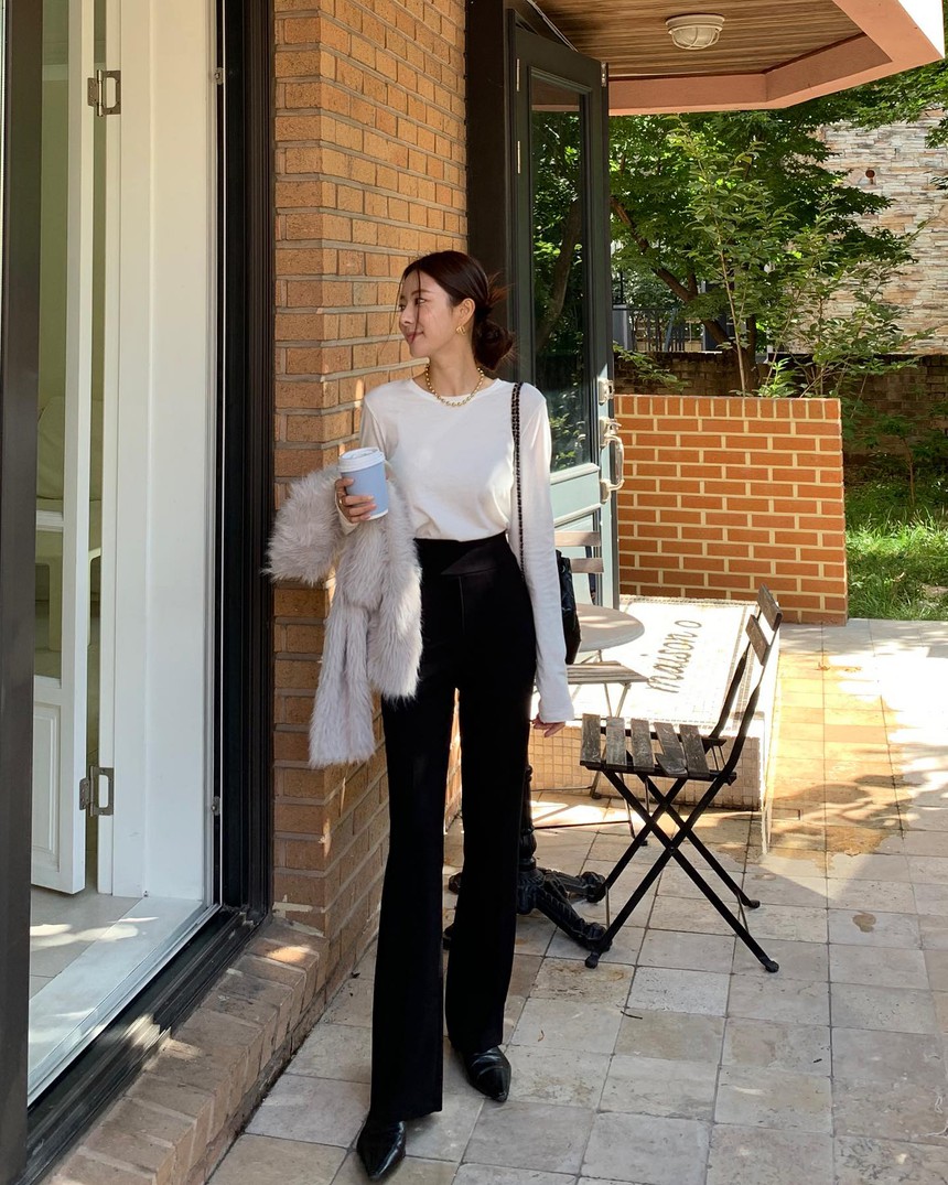 10 cách diện áo trắng và quần đen giúp bạn mặc đẹp mọi lúc mọi nơi-9