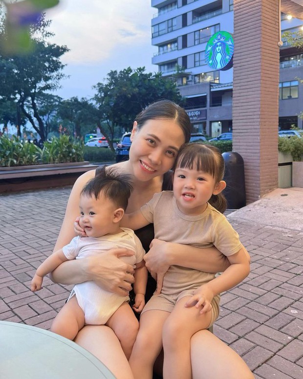 Con gái mới 3 tuổi đã cực kỳ hiểu chuyện và tình cảm, Đàm Thu Trang được khen khéo dạy con-1