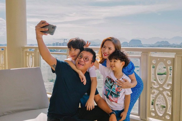 MC Đan Lê khoe không gian nhà mới, cảnh 2 nhóc tỳ tất bật lau dọn nhận mưa lời khen-8