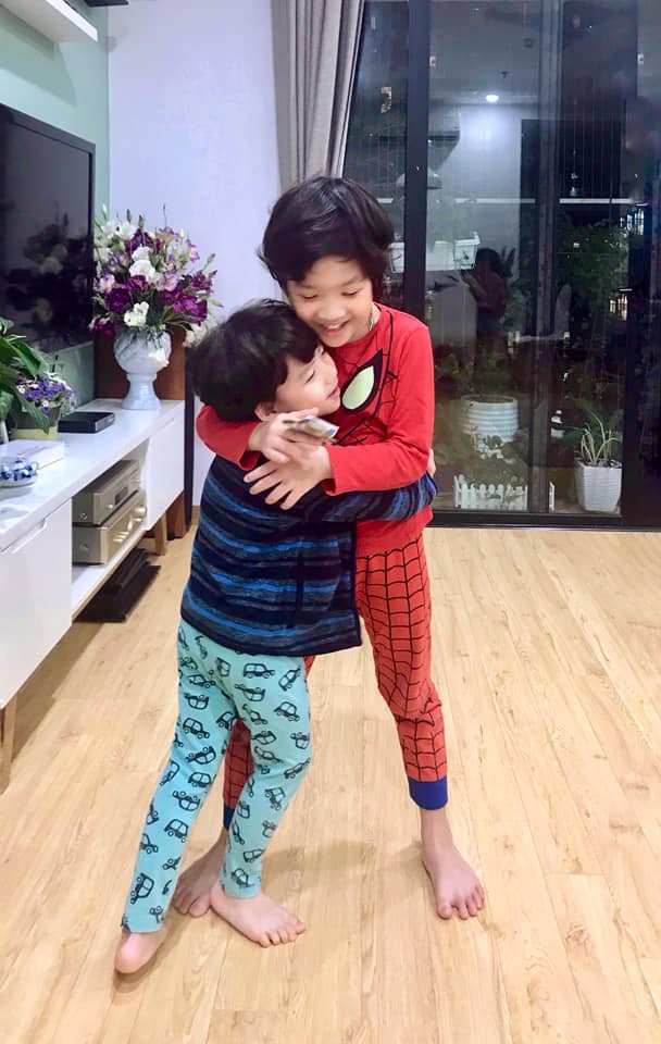 MC Đan Lê khoe không gian nhà mới, cảnh 2 nhóc tỳ tất bật lau dọn nhận mưa lời khen-17