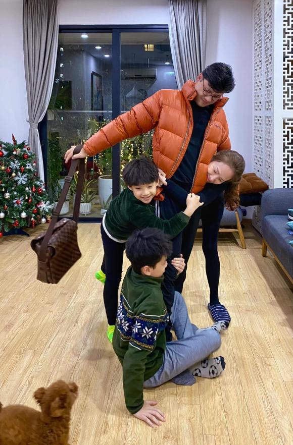 MC Đan Lê khoe không gian nhà mới, cảnh 2 nhóc tỳ tất bật lau dọn nhận mưa lời khen-9