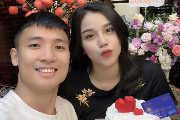 Sau lùm xùm lên mạng tìm chồng, vợ Bùi Tiến Dũng khoe: Hư vẫn được chồng tặng quà-1
