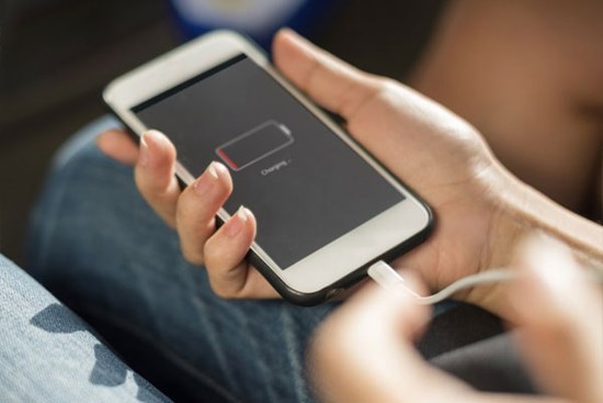 Pin điện thoại sạc tới bao nhiêu phần trăm là tốt nhất?