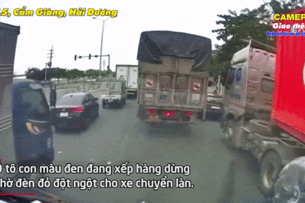 Ô tô chuyển làn bất ngờ thiếu quan sát gây tai nạn giao thông