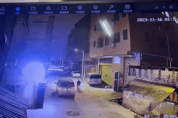 Clip: Đâm vào nắp hố ga, ô tô văng lên không rồi đè trúng xe máy