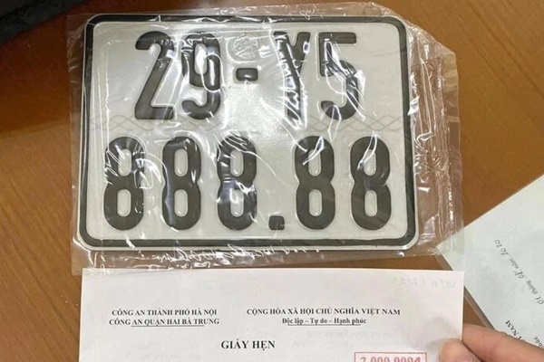 Người phụ nữ ở Hà Nội bấm trúng biển số 29-Y5 888.88 cho xe máy Wave Alpha-1