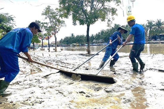 5 ngày đón 2 đợt lũ, dân phố cổ Hội An quay cuồng dọn bùn non