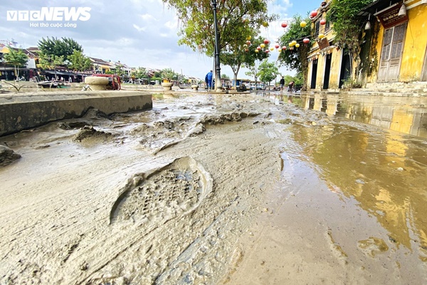 5 ngày đón 2 đợt lũ, dân phố cổ Hội An quay cuồng dọn bùn non-1