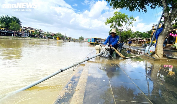 5 ngày đón 2 đợt lũ, dân phố cổ Hội An quay cuồng dọn bùn non-3