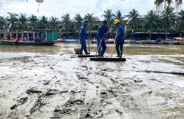 5 ngày đón 2 đợt lũ, dân phố cổ Hội An quay cuồng dọn bùn non-5