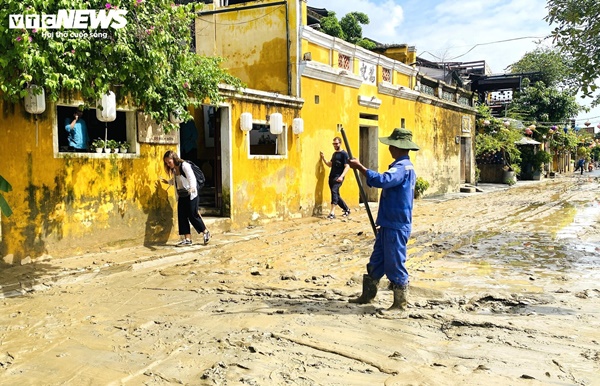 5 ngày đón 2 đợt lũ, dân phố cổ Hội An quay cuồng dọn bùn non-7