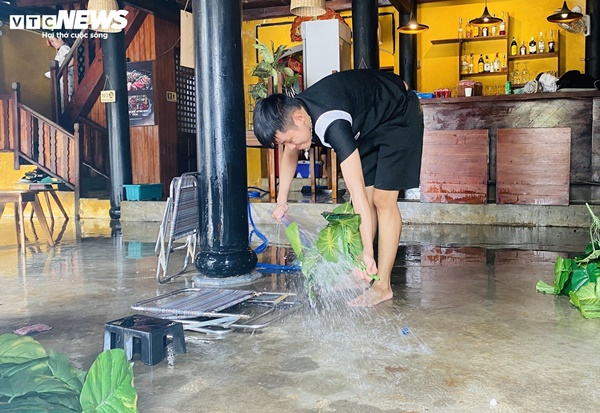 5 ngày đón 2 đợt lũ, dân phố cổ Hội An quay cuồng dọn bùn non-9