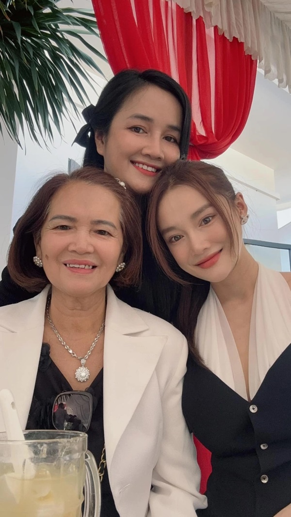 Nhã Phương lên đồ dự tiệc khoe nhan sắc hậu sinh nở, Trường Giang để lộ mối quan hệ với gia đình vợ-1