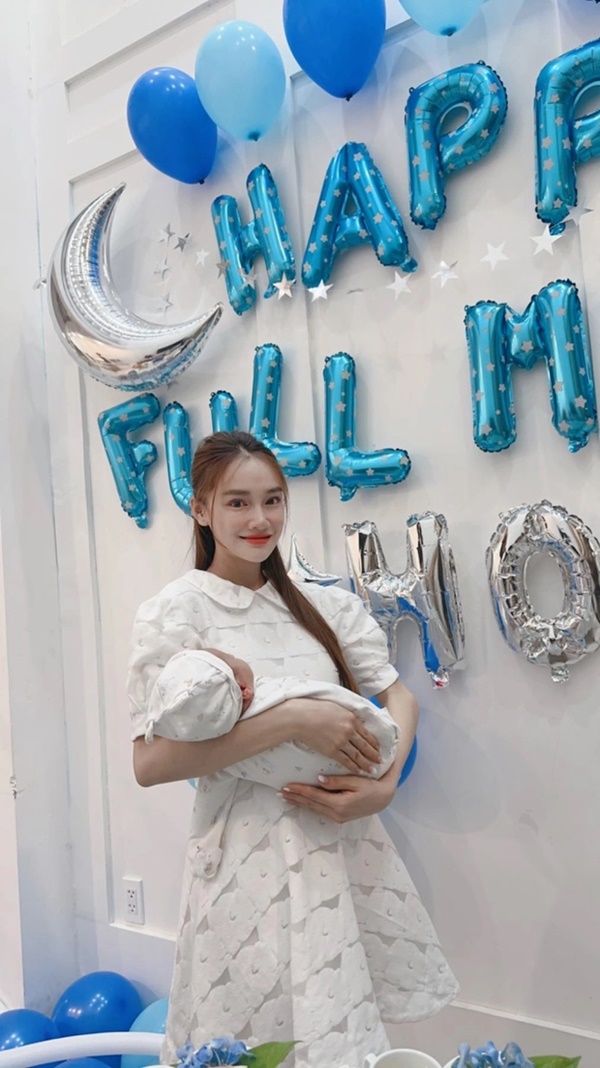 Nhã Phương lên đồ dự tiệc khoe nhan sắc hậu sinh nở, Trường Giang để lộ mối quan hệ với gia đình vợ-4