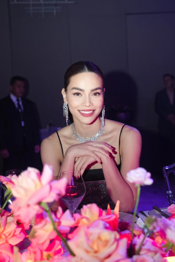 Hồ Ngọc Hà đeo trang sức 20 tỷ đọ sắc bất phân thắng bại với Hoa hậu Pia Wurtzbach-1