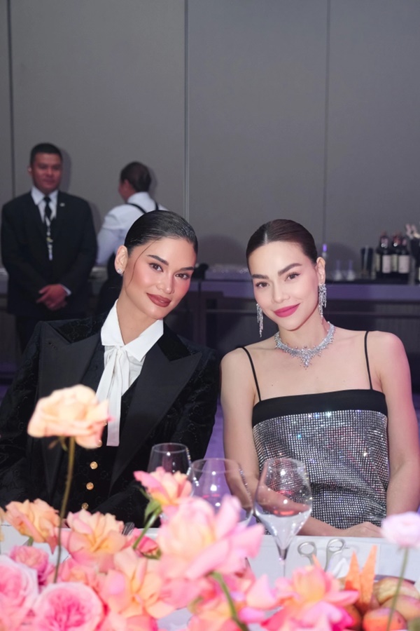 Hồ Ngọc Hà đeo trang sức 20 tỷ đọ sắc bất phân thắng bại với Hoa hậu Pia Wurtzbach-2