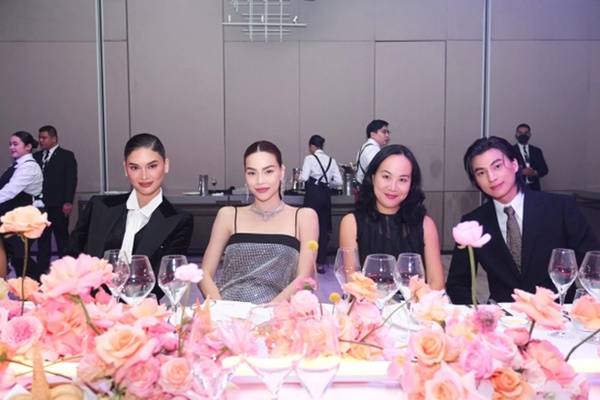 Hồ Ngọc Hà đeo trang sức 20 tỷ đọ sắc bất phân thắng bại với Hoa hậu Pia Wurtzbach-5