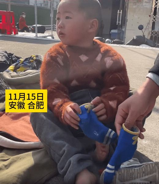 Làm bố khi mới 14 tuổi, chàng trai cắn răng một mình nuôi con, câu nói của đứa trẻ về ước mơ sau này khiến ai cũng xót xa-1