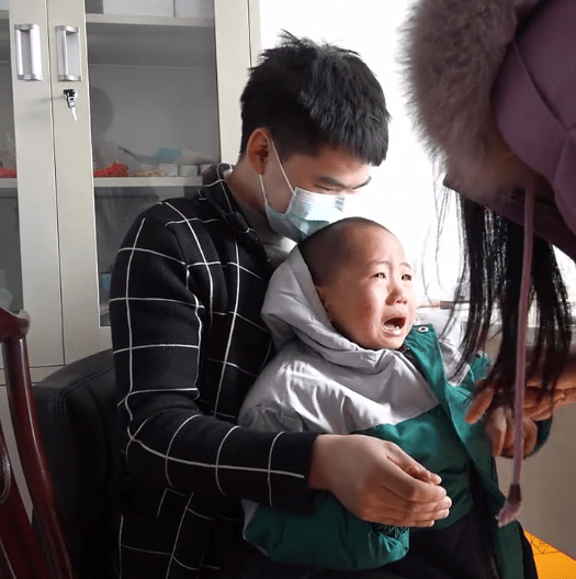 Làm bố khi mới 14 tuổi, chàng trai cắn răng một mình nuôi con, câu nói của đứa trẻ về ước mơ sau này khiến ai cũng xót xa-3