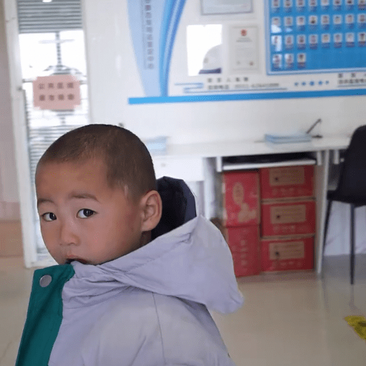 Làm bố khi mới 14 tuổi, chàng trai cắn răng một mình nuôi con, câu nói của đứa trẻ về ước mơ sau này khiến ai cũng xót xa-4