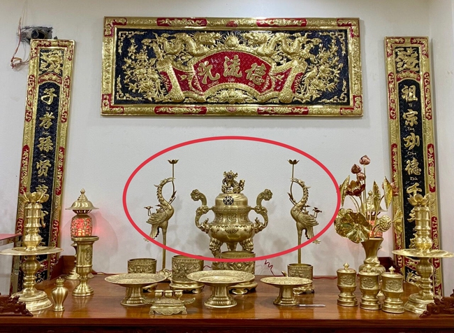Tại sao bộ tam sự trên bàn thờ đôi hạc luôn phải đi cùng đỉnh thờ?-5