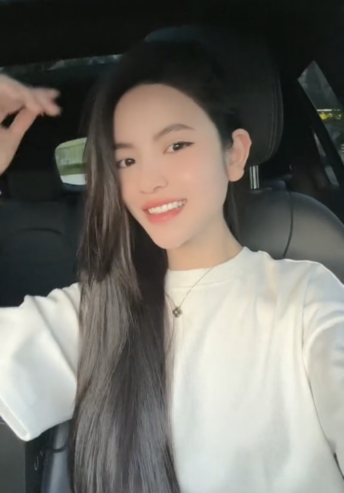 Quang Hải lái Mercedes đưa bạn gái đi Hồ Tây-1