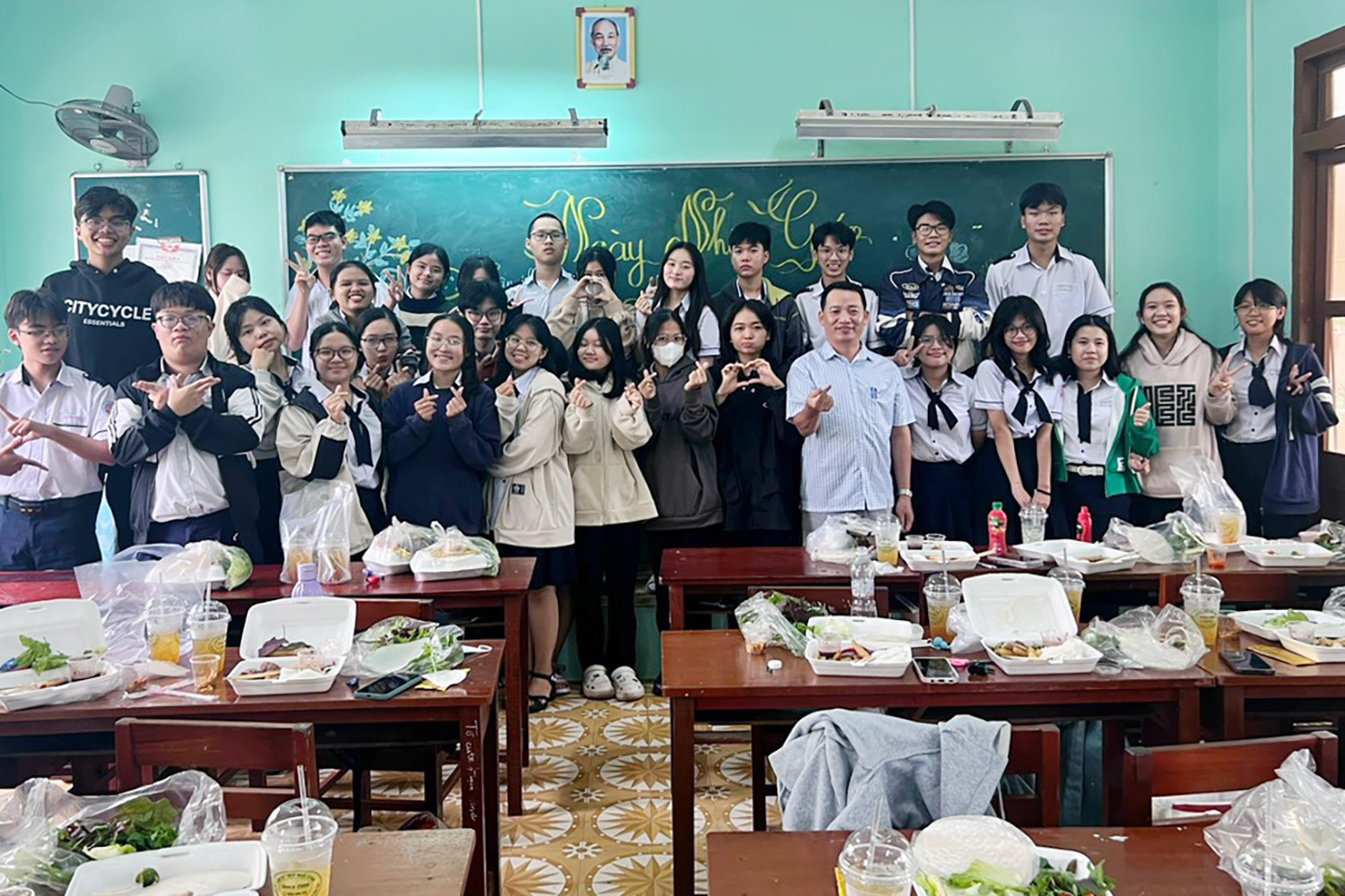 Tôi ở lại vì tấm lòng với học sinh, giờ ai dám gõ đầu trẻ nữa-3