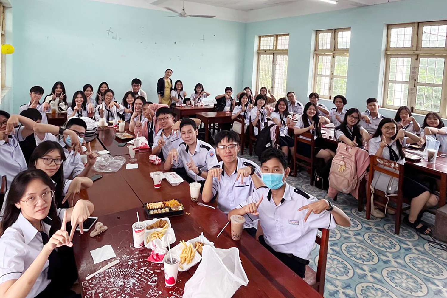 Hy hữu trường tặng tiền tất cả các học sinh để tổ chức ngày 20/11-2