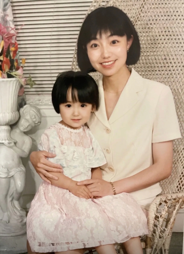 Khoe ảnh hồi bé, phú bà” hot nhất Trung Quốc hiện tại hé lộ đẳng cấp giàu có của gia đình-2