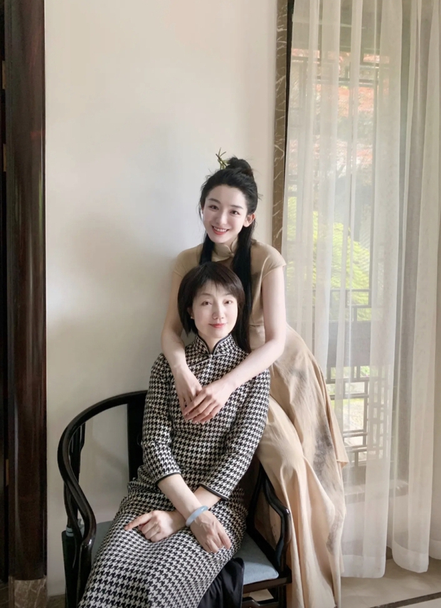 Khoe ảnh hồi bé, phú bà” hot nhất Trung Quốc hiện tại hé lộ đẳng cấp giàu có của gia đình-3