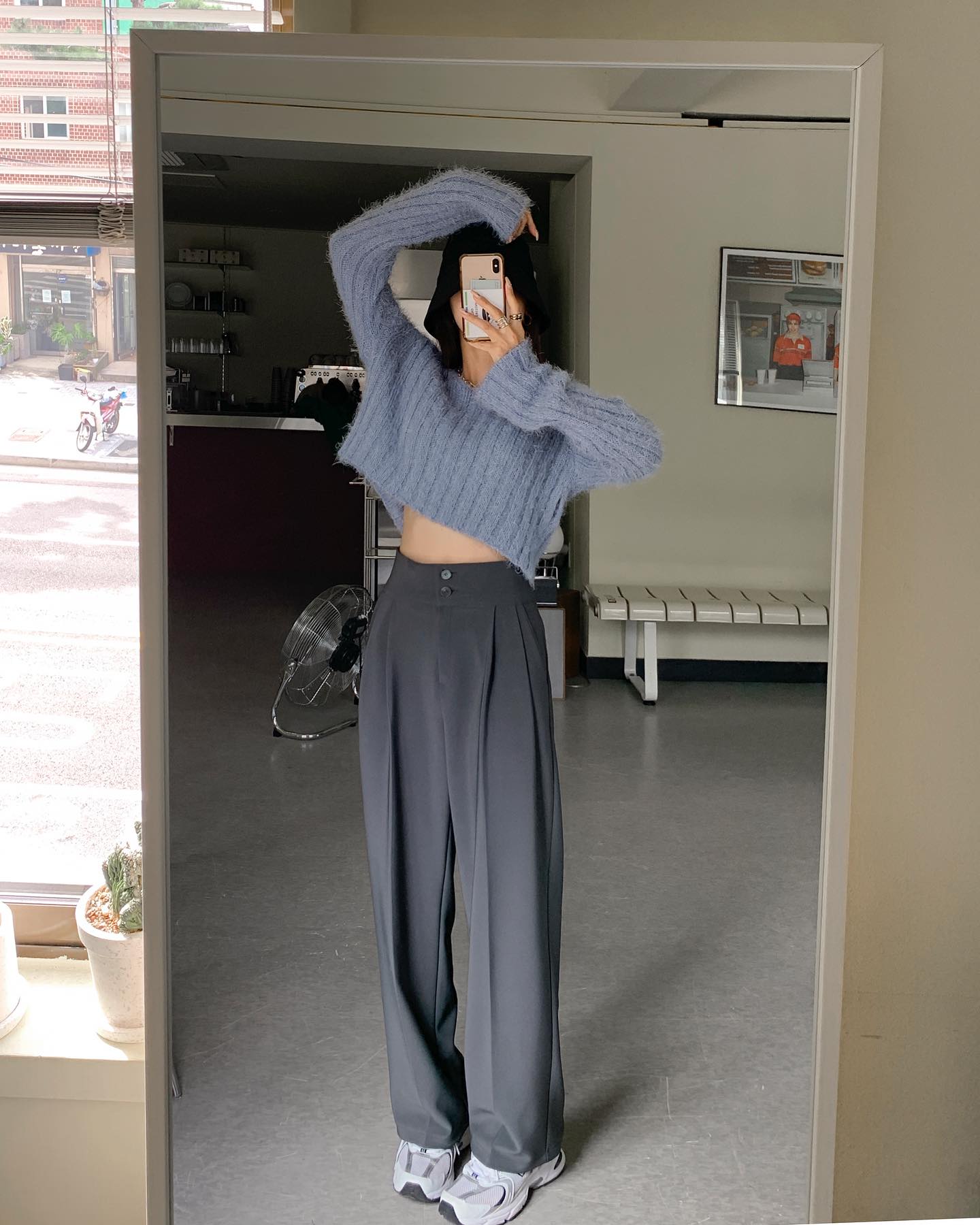 4 bí kíp mặc quần âu tối màu sang trọng, không lo bị cộng tuổi-5