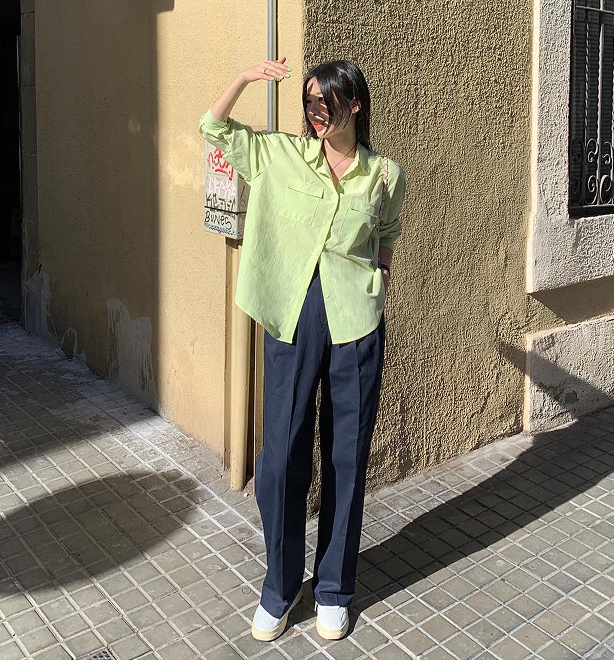 4 bí kíp mặc quần âu tối màu sang trọng, không lo bị cộng tuổi-8