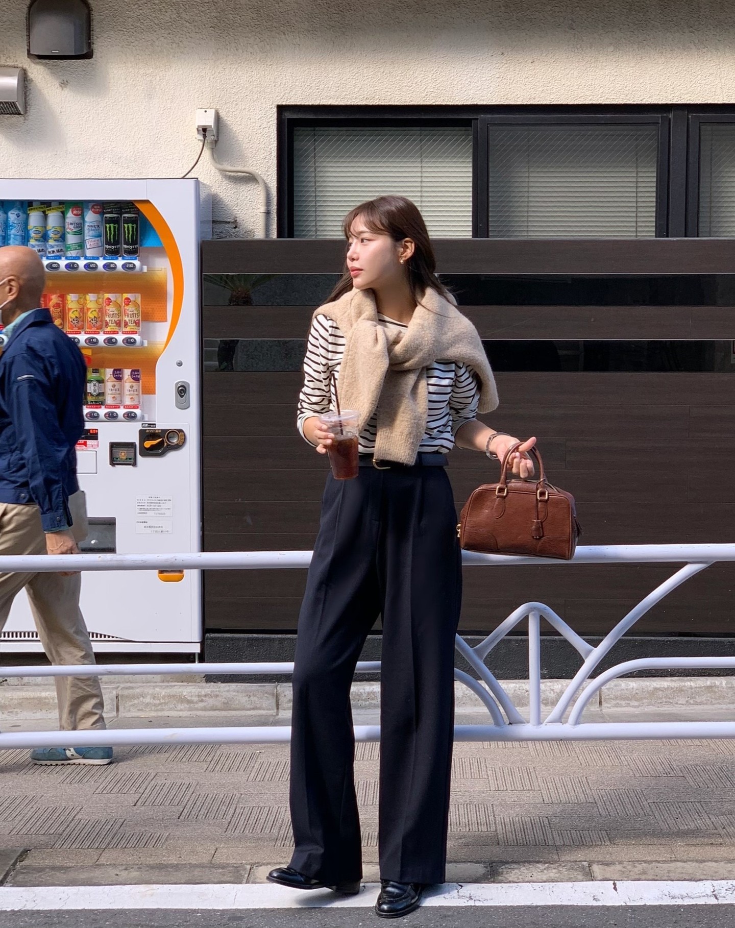 4 bí kíp mặc quần âu tối màu sang trọng, không lo bị cộng tuổi-9