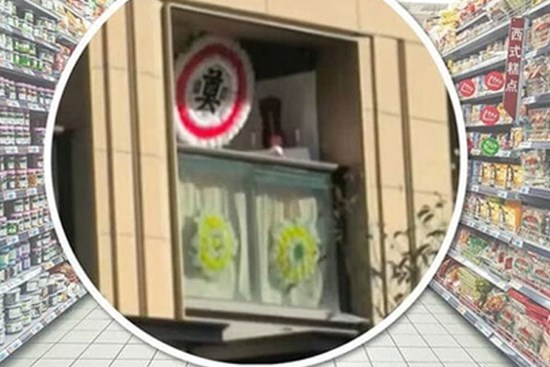 Biến ban công thành nhà tang lễ để trả thù hàng xóm
