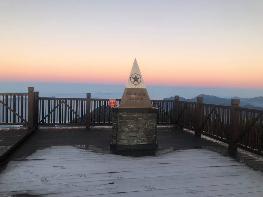 Sương muối trắng như tuyết phủ khắp đỉnh Fansipan-2