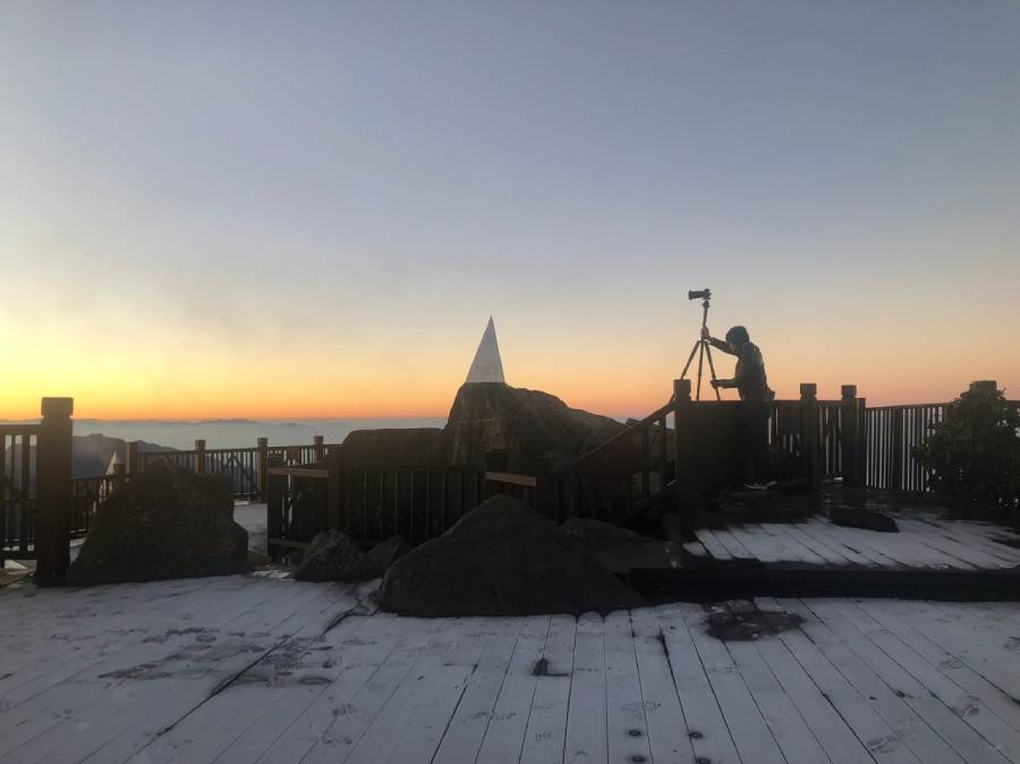 Sương muối trắng như tuyết phủ khắp đỉnh Fansipan-3