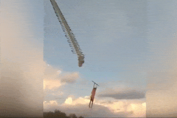 Khoảnh khắc bé trai bị diều khổng lồ nhấc bổng lên không trung