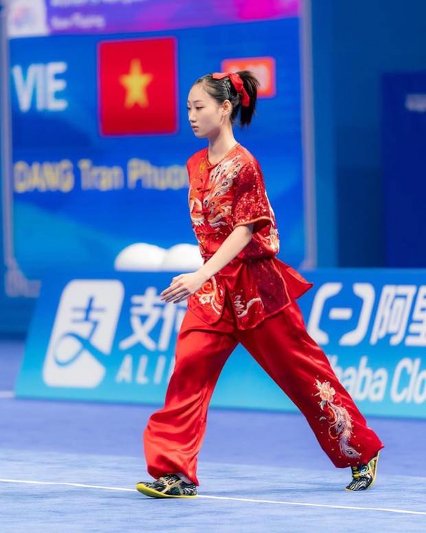 Nhan sắc đời thường xinh như búp bê của VĐV 2k4 vừa giành HCV Wushu thế giới 2023-2