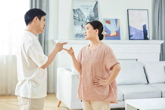 Đỏ mặt mỗi khi nghe vợ chồng hàng xóm cãi nhau