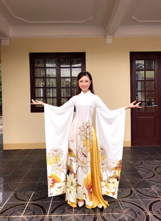 Dàn WAGs Việt làm giáo viên đọ sắc dịp 20/11: Vợ Phan Văn Đức nức tiếng một thời-1