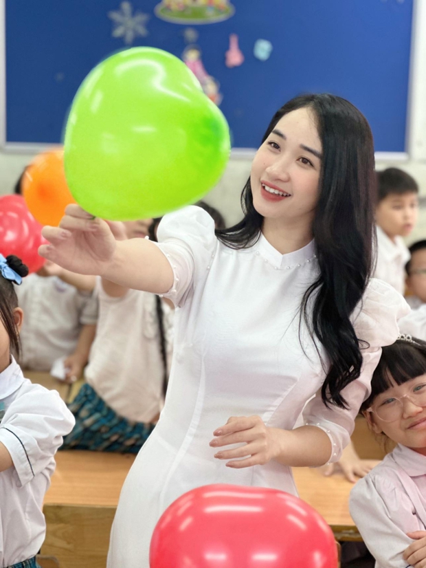 Dàn WAGs Việt làm giáo viên đọ sắc dịp 20/11: Vợ Phan Văn Đức nức tiếng một thời-3