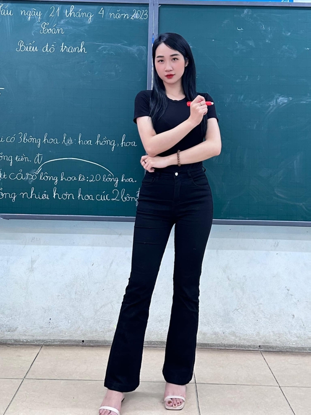 Dàn WAGs Việt làm giáo viên đọ sắc dịp 20/11: Vợ Phan Văn Đức nức tiếng một thời-4