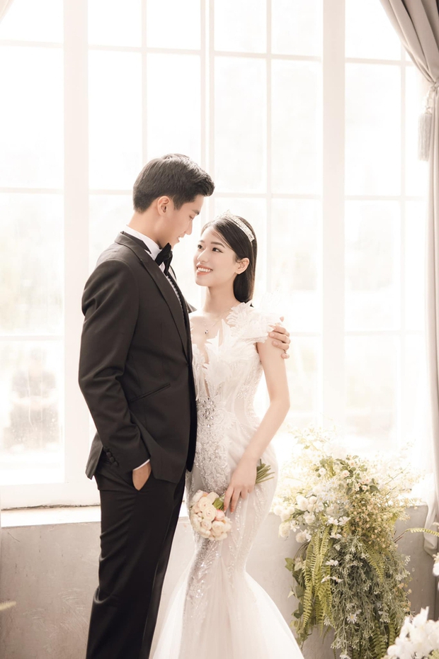Dàn WAGs Việt làm giáo viên đọ sắc dịp 20/11: Vợ Phan Văn Đức nức tiếng một thời-7