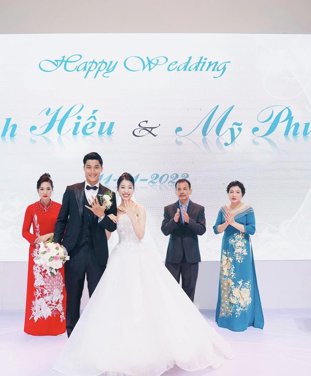 Dàn WAGs Việt làm giáo viên đọ sắc dịp 20/11: Vợ Phan Văn Đức nức tiếng một thời-8
