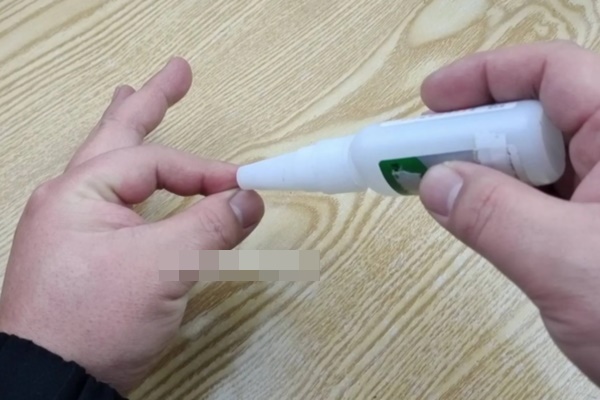 Cách xử lý khi bị keo con voi dính vào tay-1