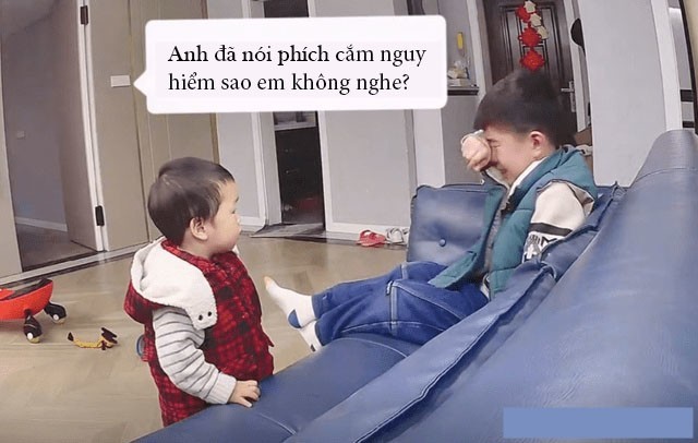 Ra ngoài mua đồ nhờ con lớn trông em, cảnh tượng qua camera khiến mẹ vội vã chạy về-1