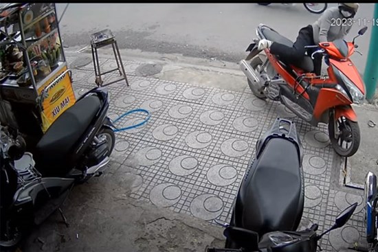Đứng bên đường cũng gặp tai nạn, camera ghi lại diễn biến gây bức xúc