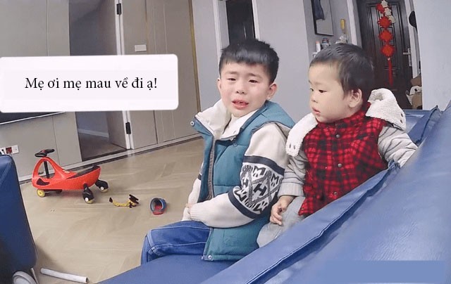 Ra ngoài mua đồ nhờ con lớn trông em, cảnh tượng qua camera khiến mẹ vội vã chạy về-2