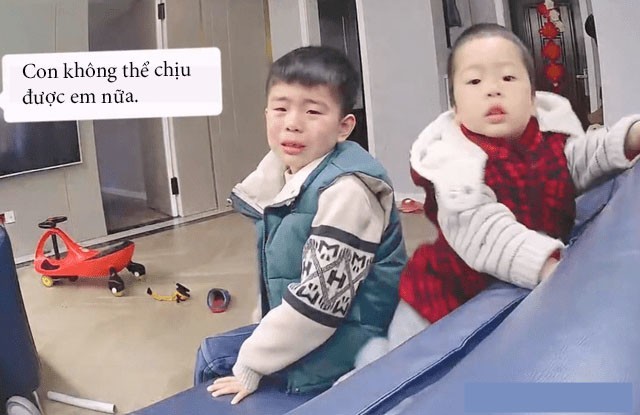 Ra ngoài mua đồ nhờ con lớn trông em, cảnh tượng qua camera khiến mẹ vội vã chạy về-3